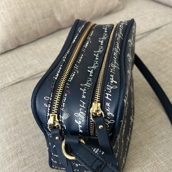 Tommy Hilfiger crossbody purse - Picture 4 of 12